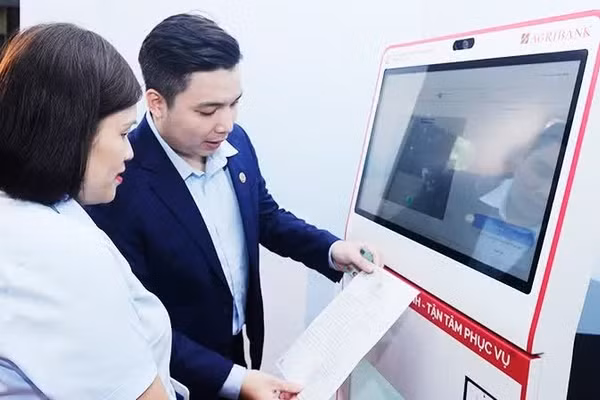 Người dân được tiếp cận hệ thống sao chép và cung cấp bản xác thực điện tử tại trung tâm hành chính công. (Ảnh: NAM ANH)
