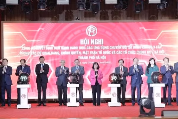 Các đại biểu bấm nút khai trương các ứng dụng chuyển đổi số dùng chung ba cấp trong các cơ quan Đảng, Chính quyền, Đoàn thể thành phố Hà Nội. (Ảnh: QUỐC TOẢN) 