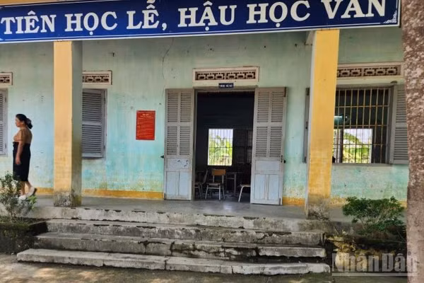 Tình trạng xuống cấp tại Trường tiểu học Diên Lâm phân hiệu Phú Cốc. (Ảnh: VŨ TÂN)