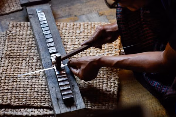 Người thợ đang chế tác sản phẩm bạc tại một xưởng ở thị trấn Nyaungshwe, bang Shan, Myanmar. (Ảnh: Tân Hoa xã)
