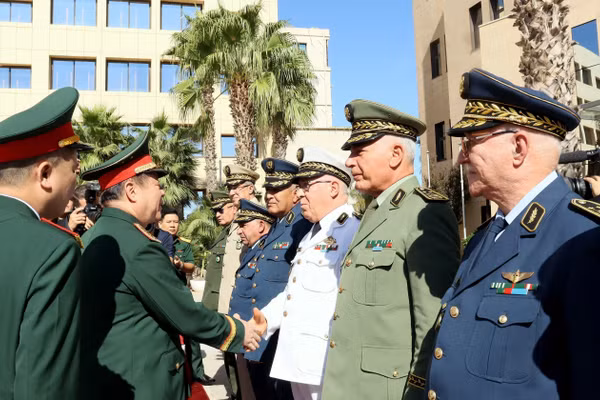 Đại tướng Nguyễn Trọng Nghĩa bắt tay các tướng lĩnh Quân đội quốc gia nhân dân Algeria. (Ảnh: Mạnh Hùng/Pv TTXVN tại Algeria)