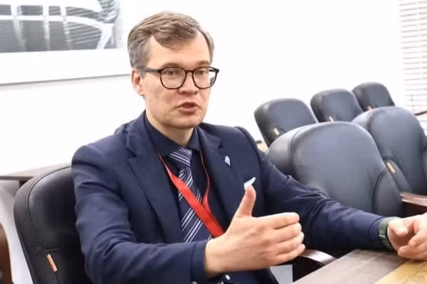 Phó Hiệu trưởng Trường đại học tổng hợp liên bang Viễn Đông Evgheny Vlasov trả lời phỏng vấn phóng viên TTXVN tại Nga. (Ảnh: Văn Hiếu/TTXVN)