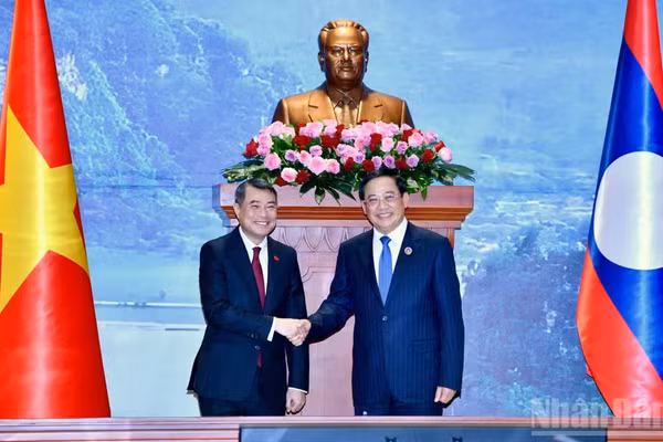 Chiều 8/10/2026, tại Nhà Quốc hội Lào, Thủ tướng Lê Minh Hưng đã hội kiến Chủ tịch Quốc hội Lào Sonexay Siphandone trong chuyến thăm chính thức Lào. (Ảnh: THANH GIANG)