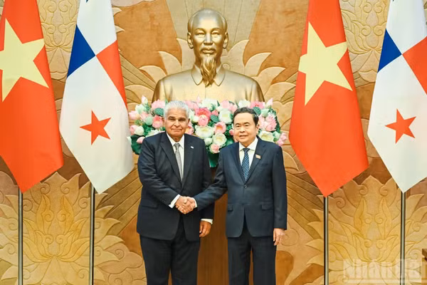 Chủ tịch Quốc hội Trần Thanh Mẫn và Tổng thống Panama José Raúl Mulino. (Ảnh: DUY LINH)