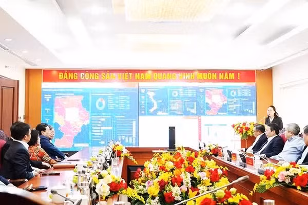 Ủy ban Kiểm tra Trung ương vận hành Trung tâm Điều hành giám sát, kiểm tra trên môi trường số. (Ảnh: MINH NGỌC) 