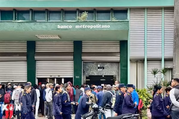 Người dân Cuba xếp hàng rút tiền tại một chi nhánh ngân hàng ở thủ đô La Habana. (Ảnh: Việt Hùng/TTXVN)