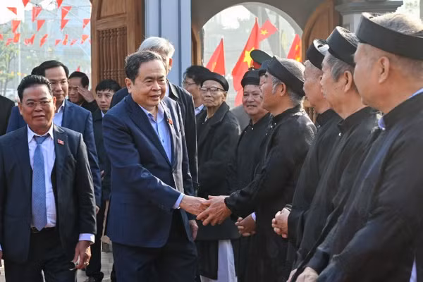 Chủ tịch Quốc hội Trần Thanh Mẫn đến dâng hương, tưởng nhớ Trưởng Ban Thường trực Quốc hội Bùi Bằng Đoàn. (Ảnh: DUY LINH)