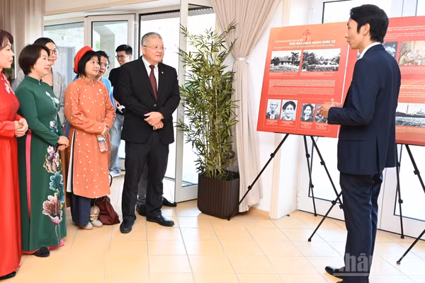 Đại sứ Nguyễn Mạnh Thắng cùng các đại biểu nghe thuyết minh về trưng bày chuyên đề “Hồ Chí Minh - Biểu tượng của tinh hoa, khí phách dân tộc Việt Nam”, tổ chức tại Đại sứ quán Việt Nam tại Cộng hòa Bồ Đào Nha. (Ảnh: KHẢI HOÀN)