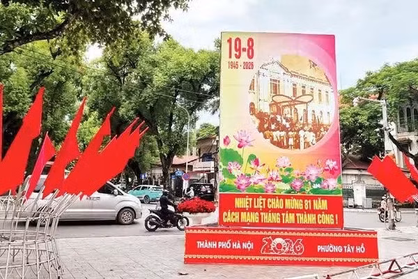 Cờ hoa chào mừng ngày Quốc khánh được trang trí tại các tuyến phố trung tâm của Thủ đô Hà Nội. (Ảnh: Đức Thắng)