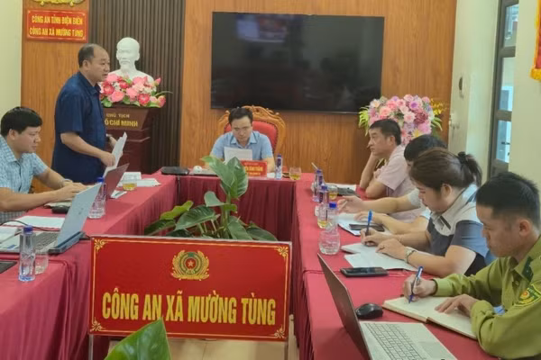 Đoàn công tác Quỹ Bảo vệ và phát triển rừng tỉnh Điện Biên làm việc với đại diện xã Mường Tùng về việc thực hiện chi trả dịch vụ môi trường rừng trên địa bàn. (Ảnh: BÍCH HẠNH)