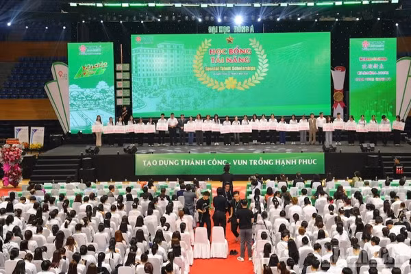 Trường đại học Đông Á trao hàng nghìn suất học bổng cho tân sinh viên. (Ảnh: ANH ĐÀO)
