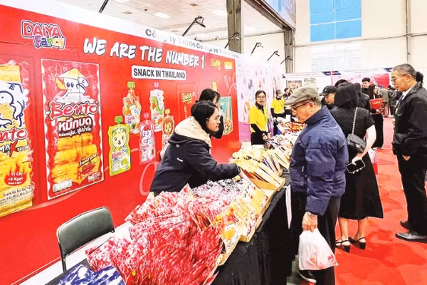 Hàng hóa của Thái Lan trưng bày tại một hội chợ ở Hà Nội.