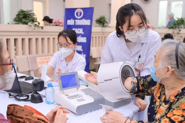 Khu vực đo huyết áp cho bệnh nhân tại chương trình khám sức khỏe định kỳ trên địa bàn phường Việt Hưng, thành phố Hà Nội. (Ảnh: TTXVN)