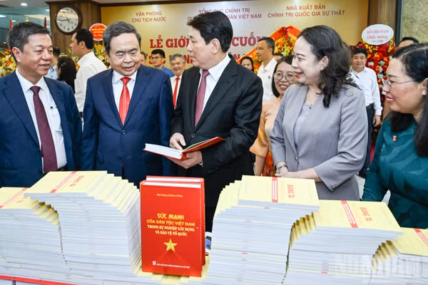 Chủ tịch Quốc hội Trần Thanh Mẫn, nguyên Chủ tịch nước Lương Cường và các đại biểu tham quan khu trưng bày sách. (Ảnh: DUY LINH)