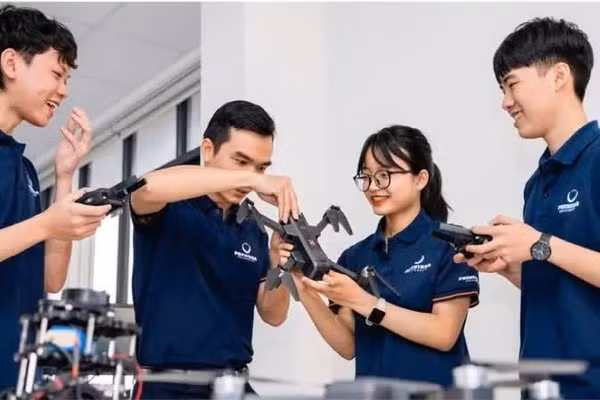 Sinh viên Đại học Phenikaa trong giờ thực hành công nghệ.