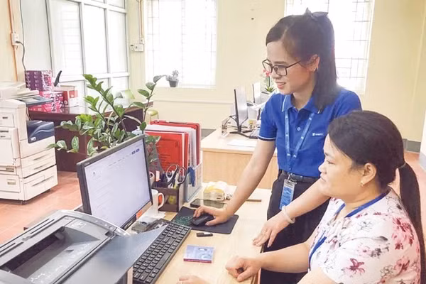 Cán bộ Trung tâm Phục vụ hành chính công xã Quảng Uyên, tỉnh Cao Bằng thực hiện nhiệm vụ. (Ảnh: THÙY ANH)