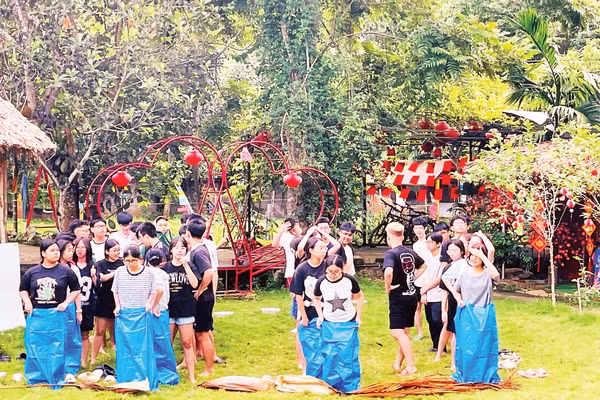 Trẻ em tham gia hoạt động vui chơi ngoài trời. (Ảnh: HẢI MINH)