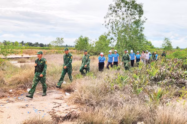 Đồn Biên phòng Phú Mỹ và Hội Liên hiệp Phụ nữ xã Giang Thành tỉnh An Giang phối hợp tuần tra, tuyên truyền bảo vệ đường biên, cột mốc.