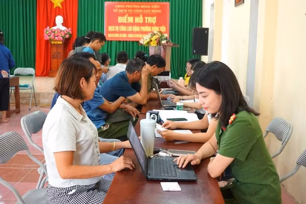 Cán bộ phường Đông Tiến (tỉnh Thanh Hóa) triển khai mô hình “Dịch vụ công lưu động” hỗ trợ người dân, doanh nghiệp thực hiện thủ tục hành chính. (Ảnh: ĐÔNG TIẾN)
