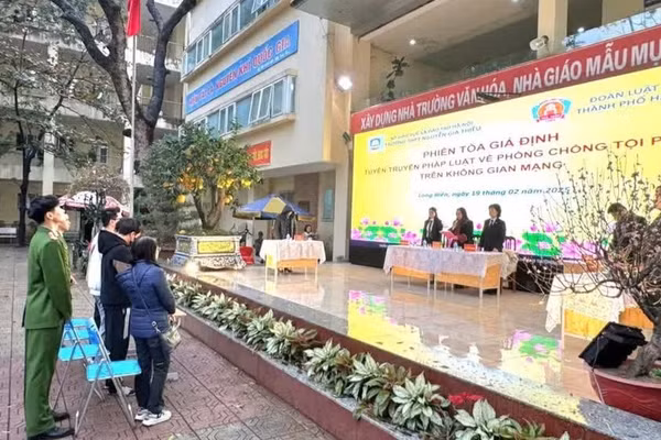 Học sinh được nâng cao kiến thức về pháp luật thông qua “Phiên tòa giả định”.