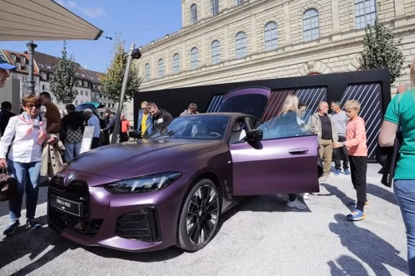 Người dân tham quan khu vực triển lãm của BMW tại không gian mở của Triển lãm IAA Mobility 2025 ở Munich, Đức, ngày 11/9/2025. (Ảnh: Xinhua) 