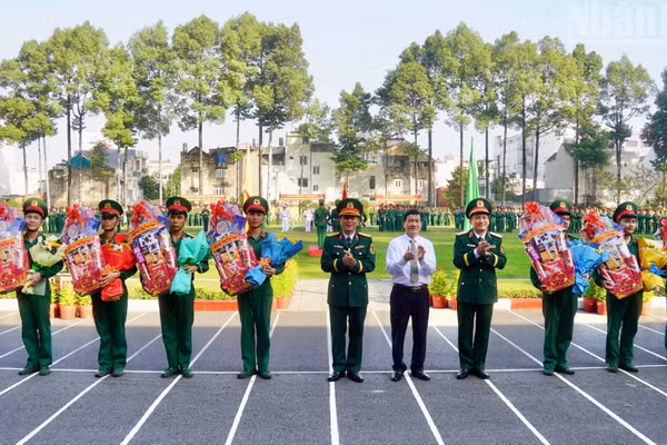 Thủ trưởng Bộ Tư lệnh Quân khu 7 và Bộ Tư lệnh Thành phố Hồ Chí Minh trao quà cho quân nhân xuất ngũ.