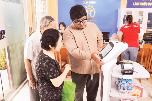 Người dân làm các thủ tục tại điểm phục vụ hành chính công phường Cửa Nam, thành phố Hà Nội. (Ảnh: KHÁNH AN)