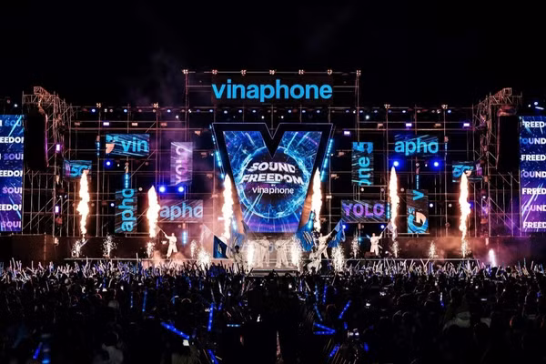 Sân khấu Sound Freedom by VinaPhone bùng nổ trong âm nhạc và ánh sáng. (Ảnh: VNPT)