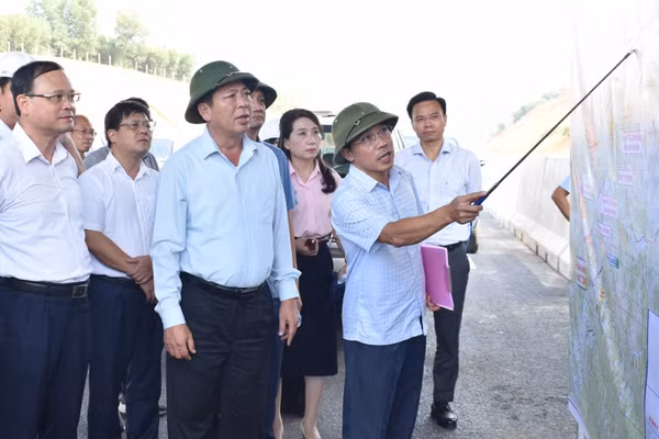 Bộ trưởng Xây dựng Trần Hồng Minh kiểm tra tiến độ dự án cao tốc Tuyên Quang-Hà Giang, giai đoạn 1. (Ảnh: CTV)