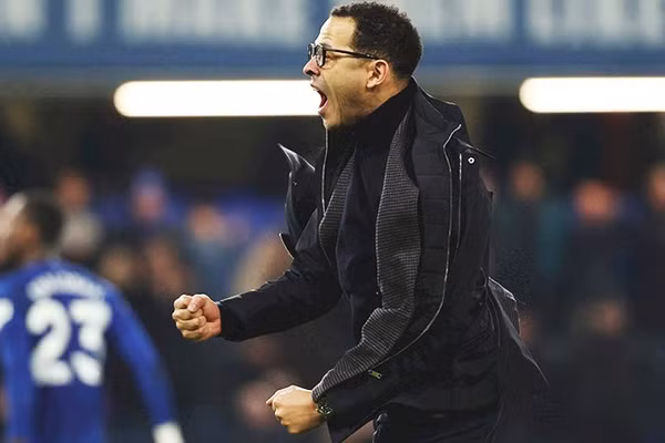 Tân HLV Liam Rosenior phấn khích vì những màn lội ngược dòng đầy cảm xúc của Chelsea.