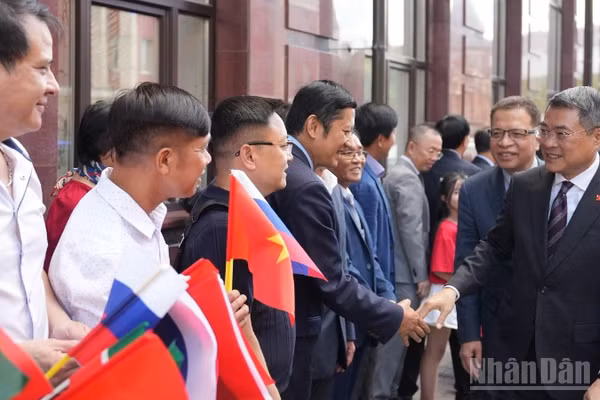 Cán bộ, nhân viên Đại sứ quán, Tổng Lãnh sự quán và đại diện cộng đồng Việt Nam tại Liên bang Nga đón Thủ tướng Chính phủ Lê Minh Hưng. (Ảnh: XUÂN HƯNG)