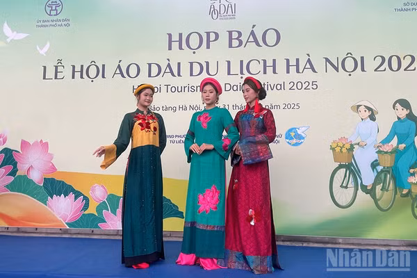 Trình diễn áo dài tại Bảo tàng Hà Nội.