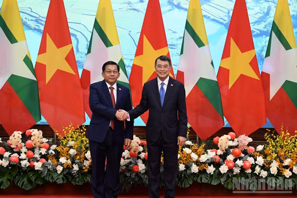 Thủ tướng Lê Minh Hưng và Tổng thống nước Cộng hòa Liên bang Myanmar Min Aung Hlaing. (Ảnh: TRẦN HẢI)
