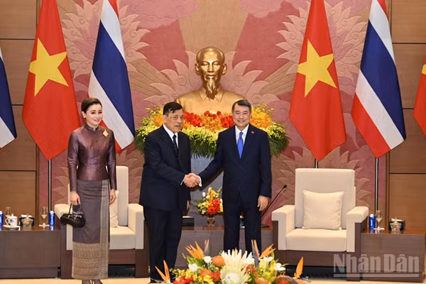 Thủ tướng Lê Minh Hưng đón Nhà vua Vương quốc Thái Lan Maha Vajiralongkorn Phra Vajiraklaochaoyuhua và Hoàng hậu. (Ảnh TRẦN HẢI)