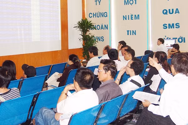 Thị trường cổ phiếu giúp doanh nghiệp gia tăng đệm vốn tự có và nâng cao khả năng chống chịu trước các biến động tài chính. Ảnh: NAM ANH
