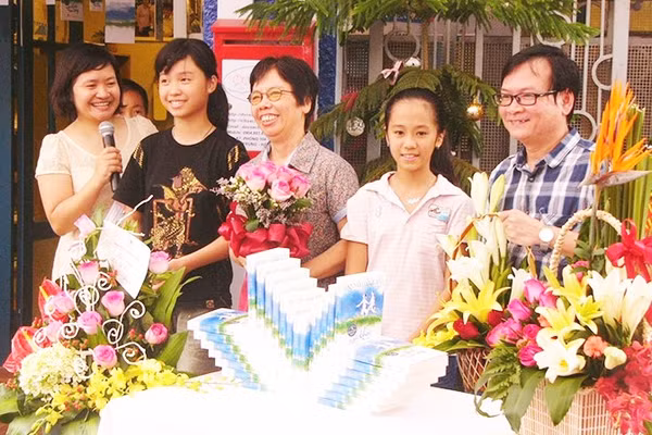 Nhà văn Lê Phương Liên (giữa) cùng nhà văn Nguyễn Nhật Ánh, TS giáo dục Thụy Anh trong một cuộc giao lưu của Câu lạc bộ Đọc sách cùng con. Ảnh: QUANG HƯNG