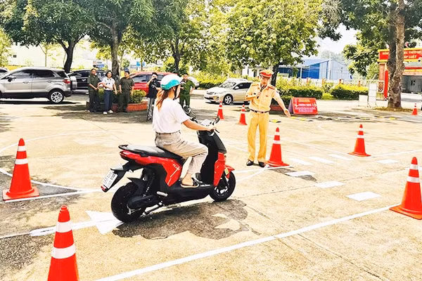 Người học sẽ thực hành trên sa hình hoặc trên các tuyến đường dưới sự hướng dẫn của lực lượng CSGT.
