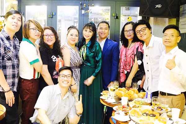 Nhóm bạn văn chương “Sài Gòn nghĩa tình”.
