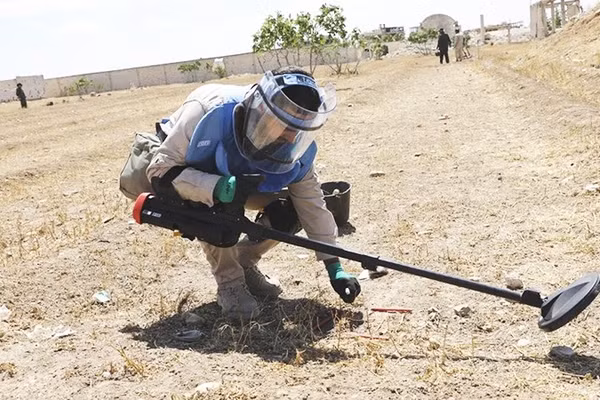 Nhân viên của Halo Trust rà phá bom mìn tại Daraa. Ảnh: UNMAS