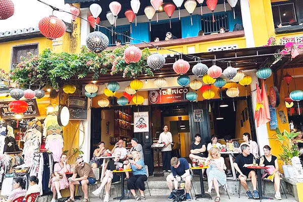 Hội An thu hút khách du lịch nhờ vẻ đẹp cổ kính của phố phường với sự giao thoa kiến trúc độc đáo.