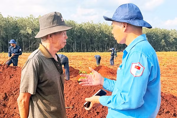 Ông Năm Nhiên trao đổi với Thượng tá Vũ Văn Thọ, Đội trưởng Đội K72.