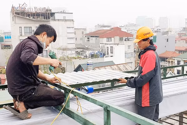 Người lao động làm việc trên cao trong thời tiết khắc nghiệt. Ảnh: BẮC SƠN