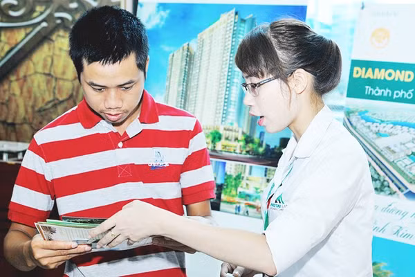 Nhân viên ngân hàng tư vấn người tiêu dùng vay tiền mua nhà. Ảnh: NAM ANH