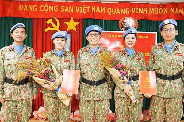 Thiếu tá Trương Mai Hoa và Đại úy Đặng Thị Thanh Phượng được vinh dự đứng trong hàng ngũ của Đảng.