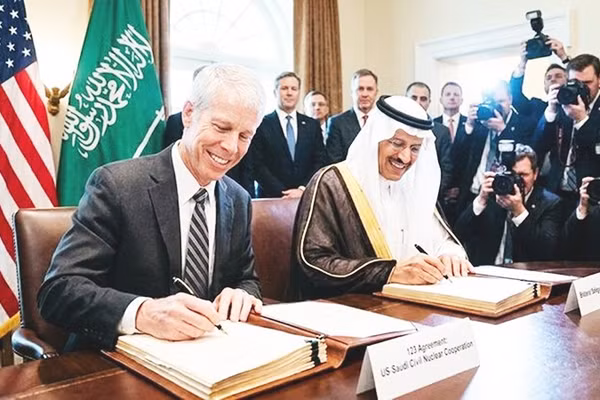 Hai bộ trưởng Chris Wright (bên trái) và Arabia Abdulaziz bin Salman ký kết thỏa thuận. Ảnh: AP