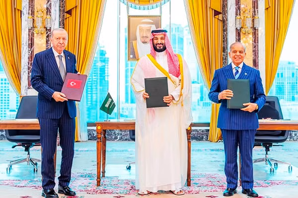 Các nhà lãnh đạo Thổ Nhĩ Kỳ, Saudia Arabia và Pakistan (trái sang) tại lễ ký Hiệp định Phòng thủ chung Mecca. Ảnh: SAUDI PRESS AGENCY 