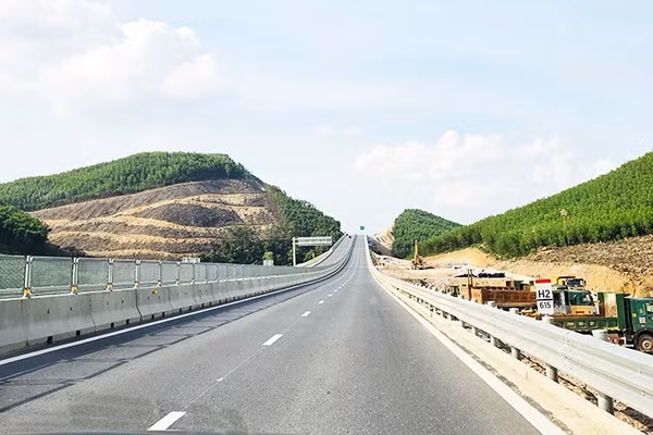 Các dự án đầu tư công quy mô lớn giúp tháo gỡ các điểm nghẽn về giao thông. Ảnh: BẮC SƠN