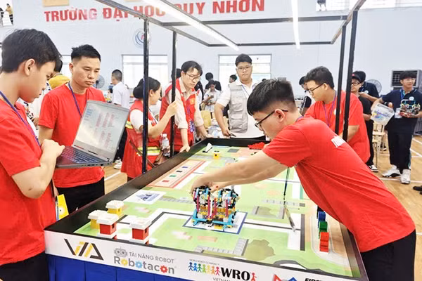 Thí sinh tập trung hiệu chỉnh dòng lệnh và kiểm tra robot trước giờ ra sa bàn thi đấu.