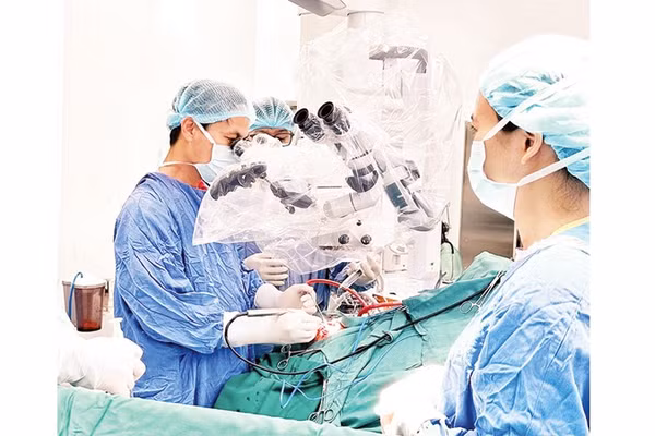Một ca phẫu thuật sọ não tại Bệnh viện Hữu nghị Việt Đức cơ sở Ninh Bình. Ảnh: ĐẠI NGHĨA