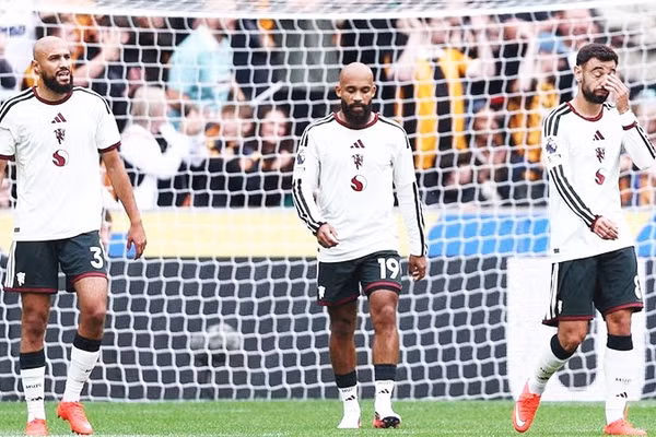 Man United phơi áo một cách bạc nhược ngay trận ra quân mùa giải mới.